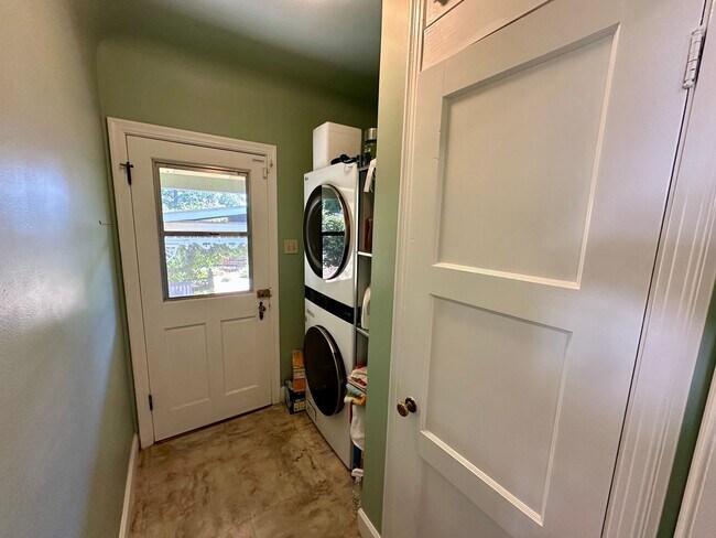 Building Photo - Welcome to this charming 2-bedroom, 2-bath...