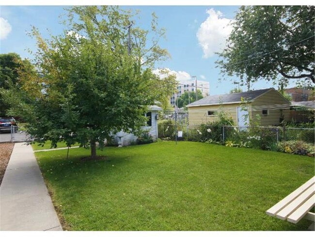 Building Photo - 4 Bedroom 1 Bath Adorable Home in St. Paul