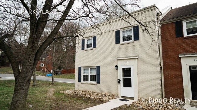 Building Photo - Spacious townhome avaialble today! No Depo...