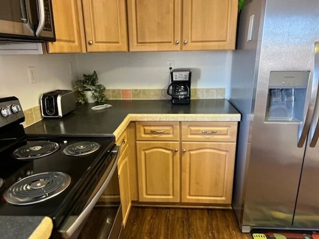 Building Photo - Fully furnished 3 BR Home Includes Utiliti...