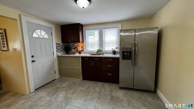 Building Photo - 406 Oakwood Ave