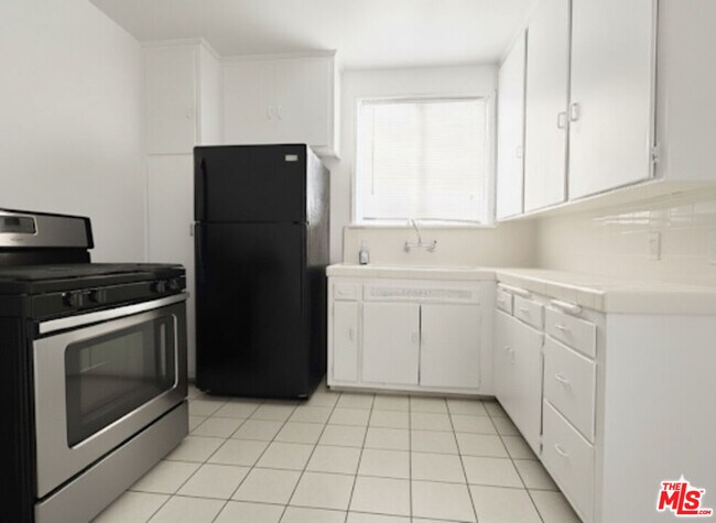 Building Photo - 2501 Venice Blvd.