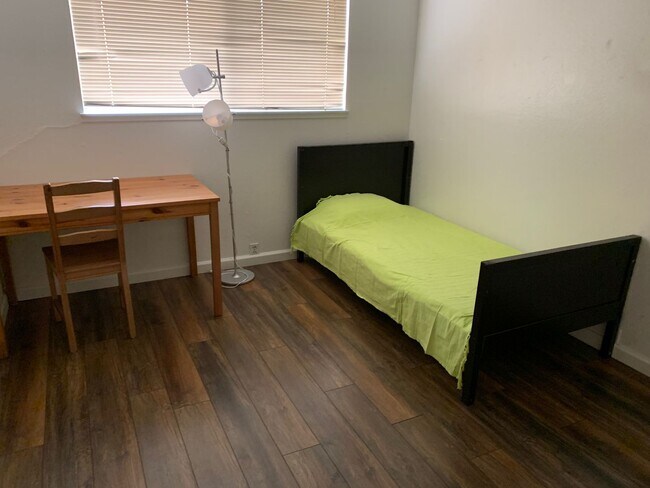 Building Photo - Beautiful 3 bedroom home in Central Davis available for fall move in!
