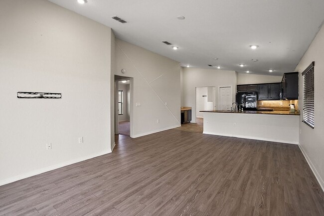 Building Photo - 581 Greenshank Dr