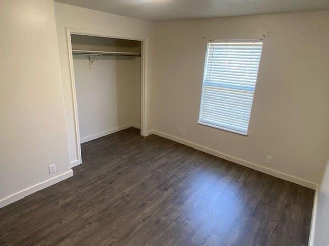 Building Photo - Deposit Moves You In! 2 Bed 1 Bath Condo f...