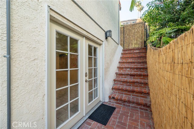 Building Photo - 1350 E Tujunga Ave