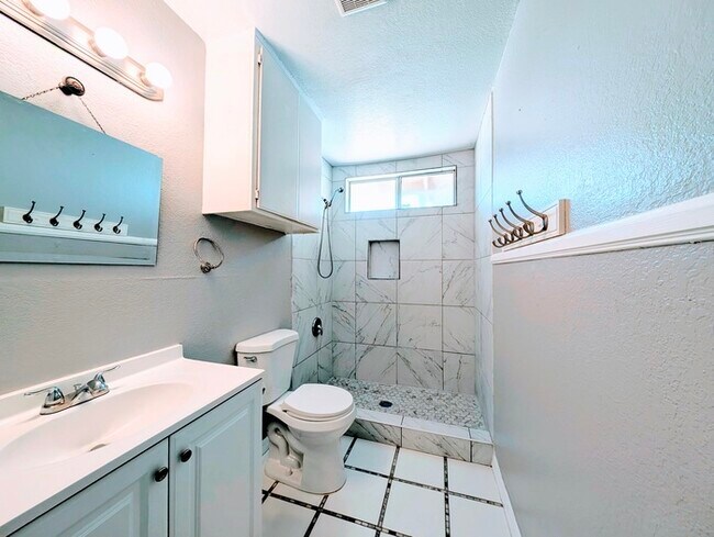 Building Photo - 4 bed with Dual master bedrooms and Solar ...