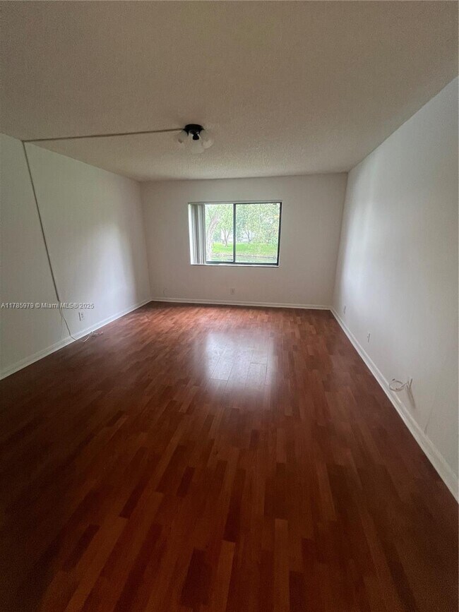 Building Photo - 440 Lakeview Dr