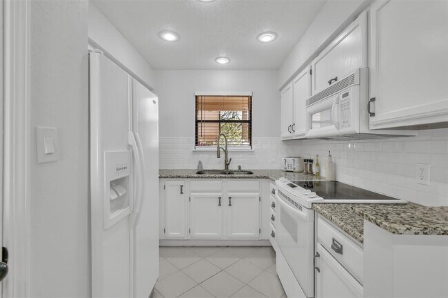 Building Photo - 207 Lakeview Terrace