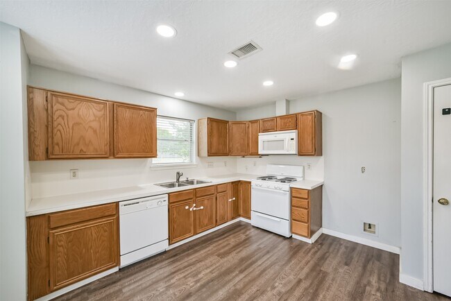 Building Photo - 1021 N Sunset Dr