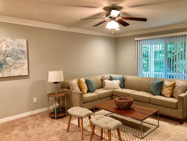 Building Photo - 17 Country Club Dr