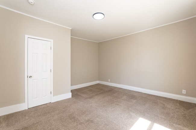 Building Photo - Recently Renovated Three bedroom Home!