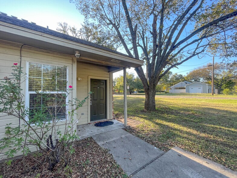 Building Photo - 506 3rd St