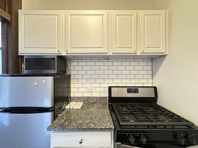 Building Photo - 1367 E 53rd St