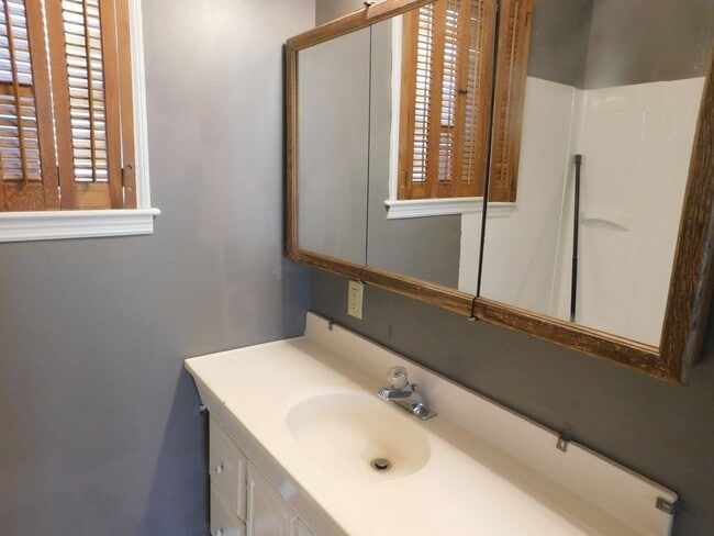 Building Photo - Very charming, large 4 bedroom/2 bath in E...