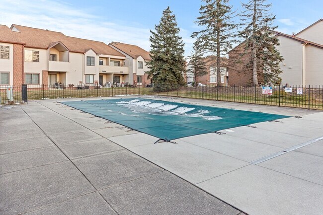 Building Photo - 6560 Ridgefield Cir