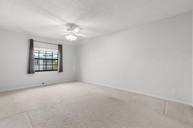 Building Photo - 120 Cypress Club Dr