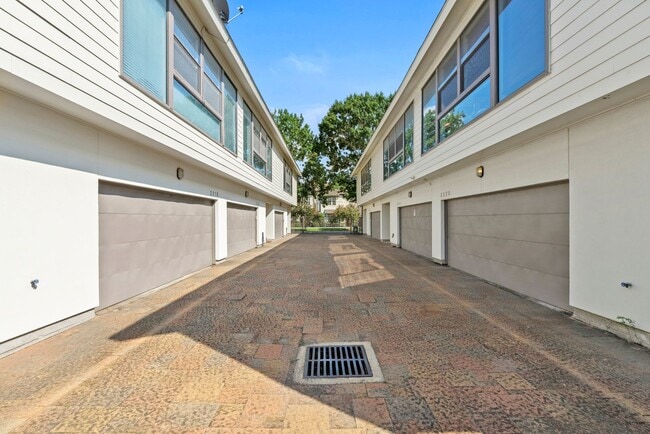 Building Photo - Contemporary Townhome Steps from Downtown/...