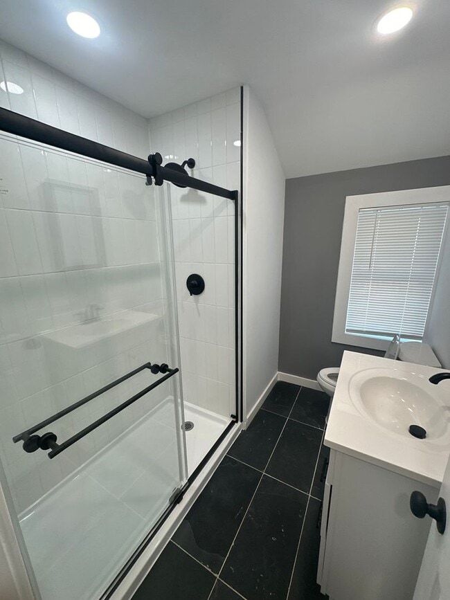 Building Photo - Beautiful renovated 3 bedroom townhome