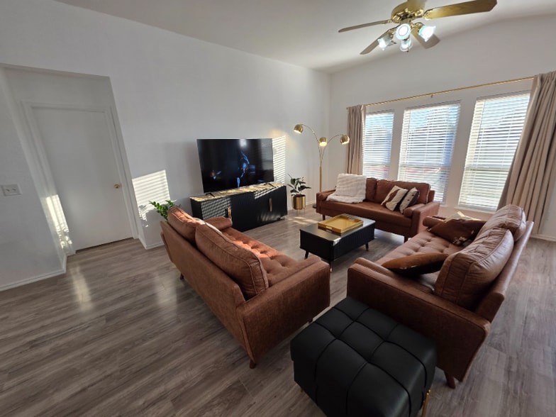 Building Photo - 2 Cloverdale and Wheatland