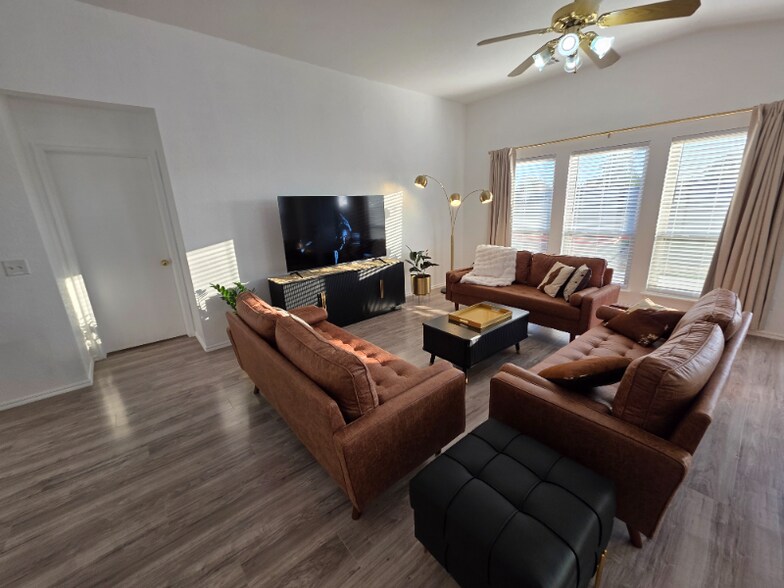 Building Photo - 2036 Cloverdale Ln