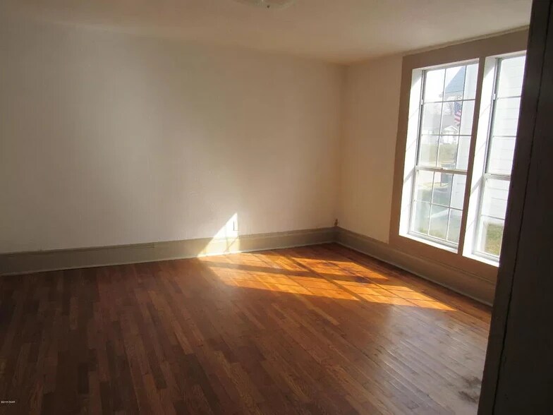 Master bed room - 924 W 1st St