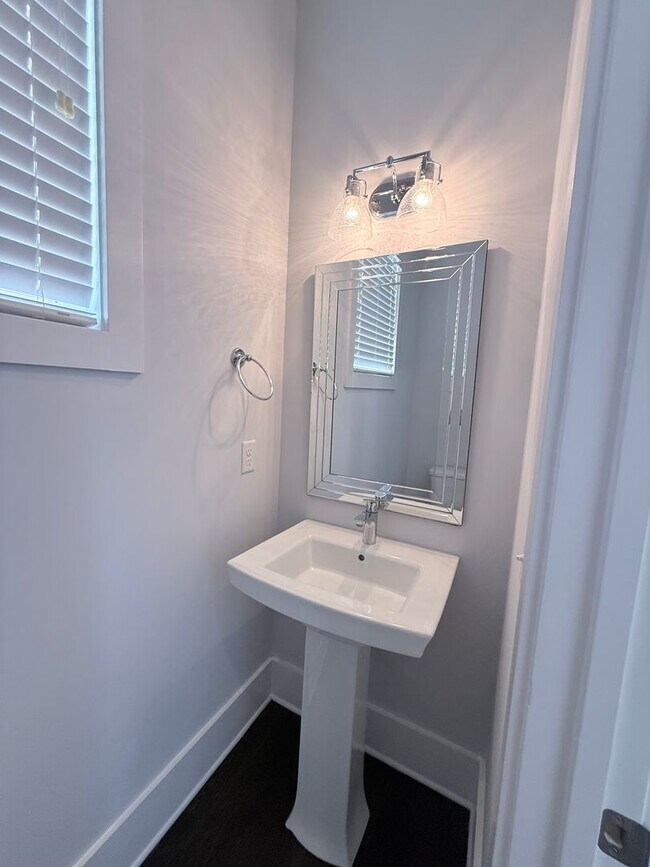 Building Photo - 3 bedroom/2.5 baths
