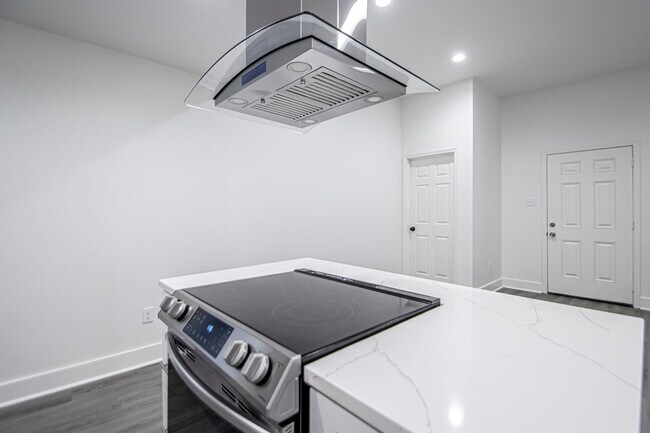 Building Photo - 306 S Schiller St