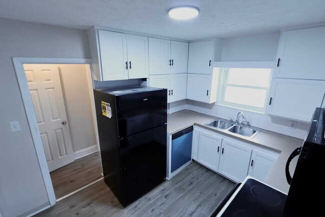 Building Photo - 165 Colony Crescent