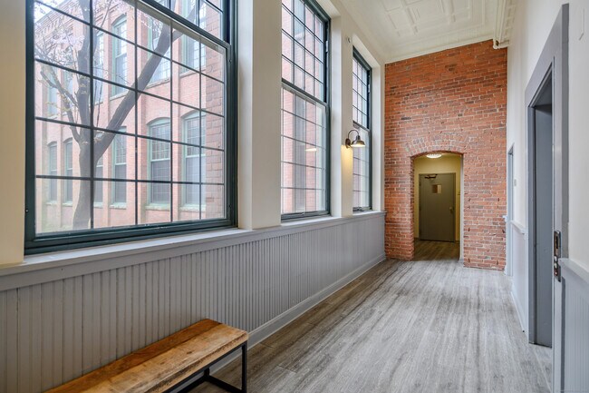 Building Photo - 25 Grand St