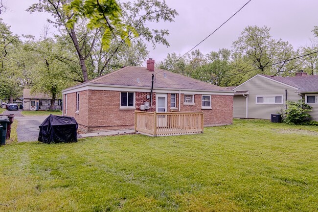 Building Photo - 336 Manitowac St