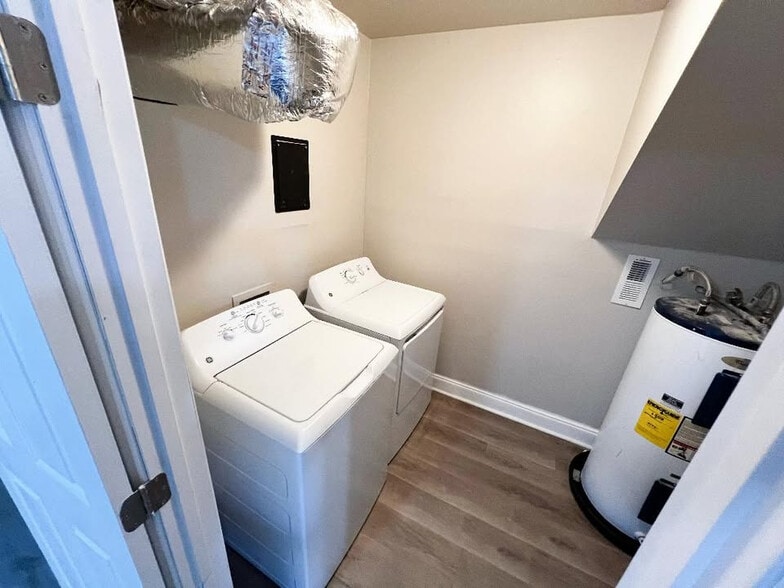 Building Photo - Room in House on Bilmark Ave