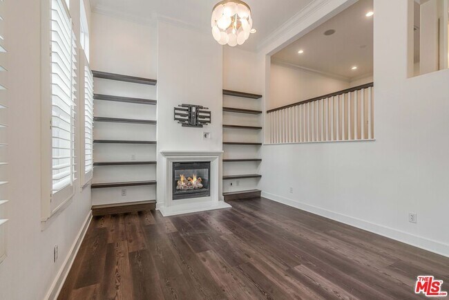 Building Photo - 5800 Seawalk Dr