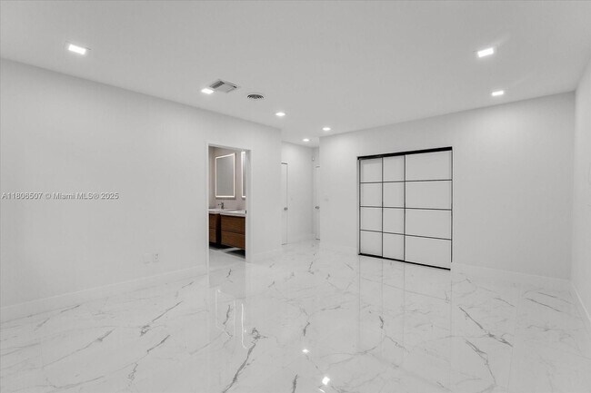 Building Photo - 112 E 1st Ct