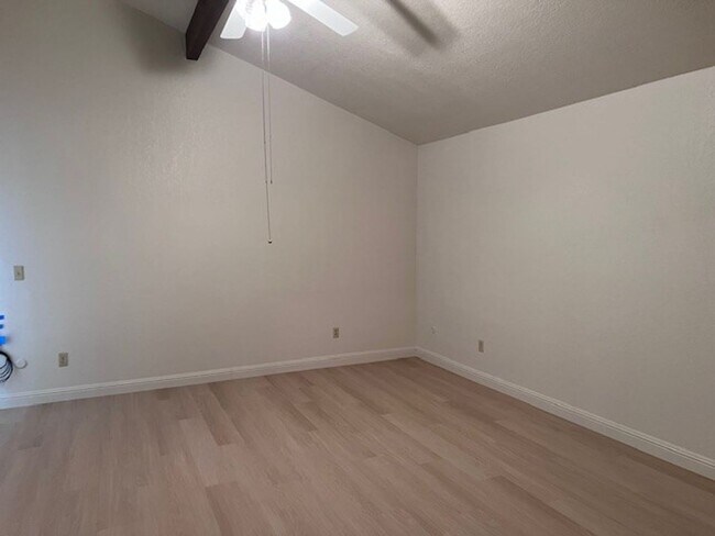 Building Photo - Spacious Greenhaven duplex with fresh paint, new laminate floors and vaulted ceilings.