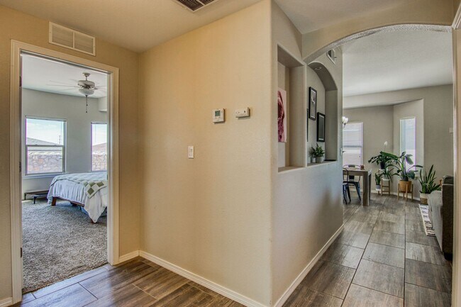 Building Photo - Beautiful Modern & Contemporary House 3 beds-2 baths in 79932