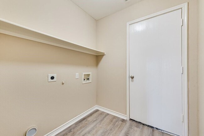 Building Photo - 6213 Balcony Ln