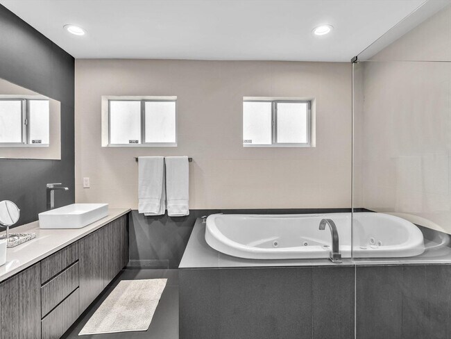 Building Photo - 1640 NE 43rd St