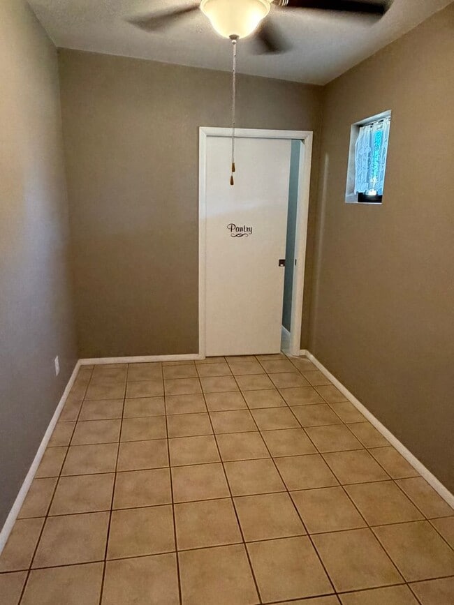 Building Photo - 3 bedroom 2 bath Next to PDS Elementary Sc...