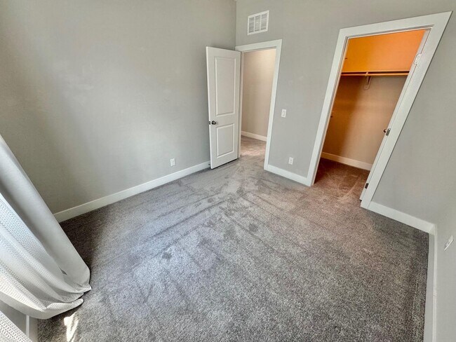 Building Photo - STUNNING 2 STORY HOME 3 BEDROOM/2.5 BATHROOM