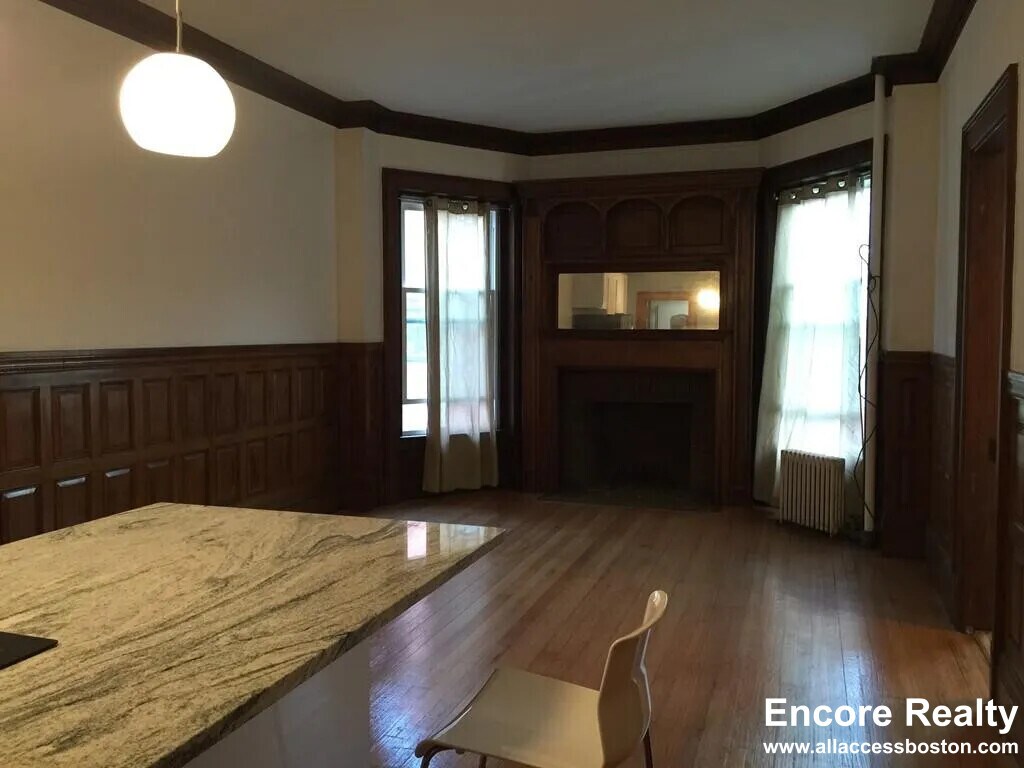 Building Photo - 849 Beacon St