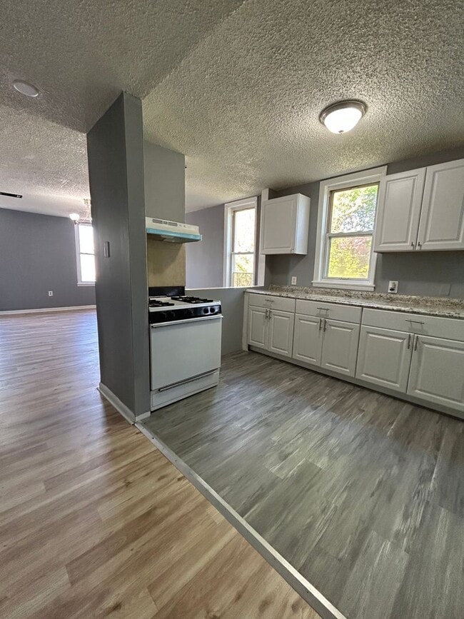 Building Photo - 1458 Kenwood Ave