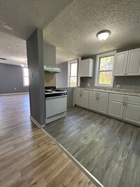 Building Photo - 1458 Kenwood Ave