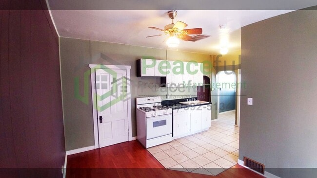 Building Photo - 217 D St E