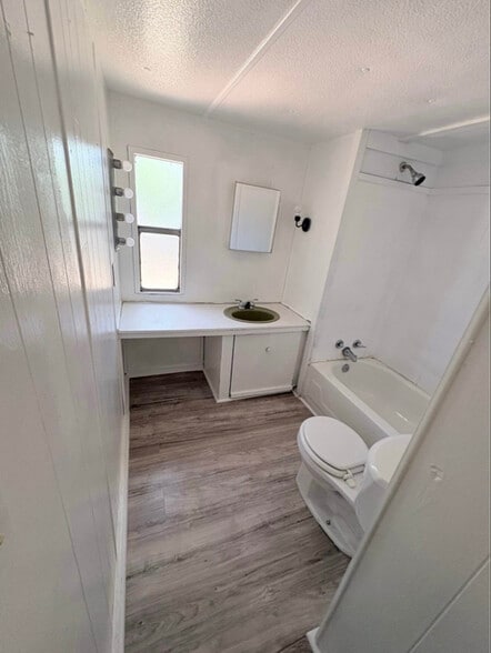 Building Photo - 215 Weeks Rd