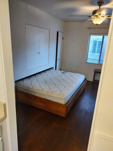 Slide out queen bed - 828 Island Ct