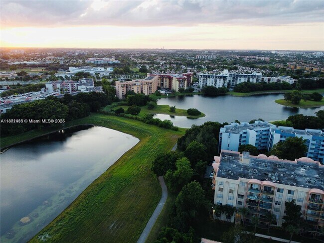 Building Photo - 9350 Fontainebleau Blvd