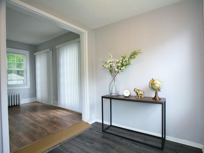 Building Photo - 3 Renovated Story 4 Bed - 2.5 Bath Colonial available for Rent