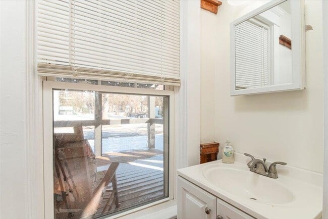 Building Photo - 122 Oak St