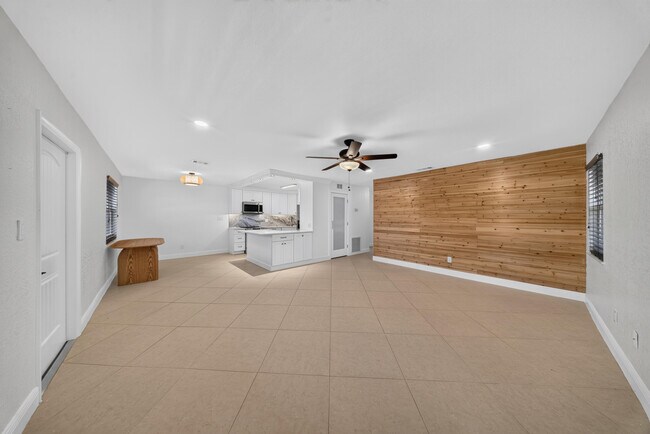 Building Photo - 2319 Tamarind Dr
